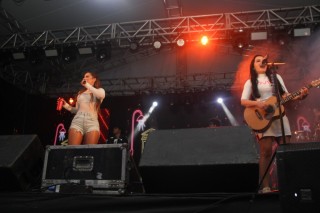 
<a style='margin-left: 5px;' class='btn btn-xs btn-social btn-facebook' href='https://www.facebook.com/sharer/sharer.php?u=https://www.galeramix.com.br/imagem/a114/800-800-90/conteudo/site_galerias/114/12-costelaco-junior-seco-silva-neto-canelinha-maiara-e-maraisa-galeramix-510.jpg' rel='popup' data-width='500' data-height='400'><i class='fa fa-facebook'></i>Compartilhar <span class='hidden-xs'>no Facebook</span>
</a> 
<a class='btn btn-default btn-xs' target='_blank' href='imagem/a114/800-800-90/conteudo/site_galerias/114/12-costelaco-junior-seco-silva-neto-canelinha-maiara-e-maraisa-galeramix-510.jpg'>
<span class='glyphicon glyphicon-cloud-download'></span> Salvar
</a>
