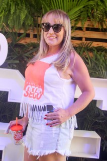 
<a style='margin-left: 5px;' class='btn btn-xs btn-social btn-facebook' href='https://www.facebook.com/sharer/sharer.php?u=https://www.galeramix.com.br/imagem/a114/800-800-90/conteudo/site_galerias/114/12-costelaco-junior-seco-silva-neto-canelinha-maiara-e-maraisa-galeramix-71.jpg' rel='popup' data-width='500' data-height='400'><i class='fa fa-facebook'></i>Compartilhar <span class='hidden-xs'>no Facebook</span>
</a> 
<a class='btn btn-default btn-xs' target='_blank' href='imagem/a114/800-800-90/conteudo/site_galerias/114/12-costelaco-junior-seco-silva-neto-canelinha-maiara-e-maraisa-galeramix-71.jpg'>
<span class='glyphicon glyphicon-cloud-download'></span> Salvar
</a>
