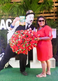 
<a style='margin-left: 5px;' class='btn btn-xs btn-social btn-facebook' href='https://www.facebook.com/sharer/sharer.php?u=https://www.galeramix.com.br/imagem/a114/800-800-90/conteudo/site_galerias/114/12-costelaco-junior-seco-silva-neto-canelinha-maiara-e-maraisa-galeramix-83.jpg' rel='popup' data-width='500' data-height='400'><i class='fa fa-facebook'></i>Compartilhar <span class='hidden-xs'>no Facebook</span>
</a> 
<a class='btn btn-default btn-xs' target='_blank' href='imagem/a114/800-800-90/conteudo/site_galerias/114/12-costelaco-junior-seco-silva-neto-canelinha-maiara-e-maraisa-galeramix-83.jpg'>
<span class='glyphicon glyphicon-cloud-download'></span> Salvar
</a>
