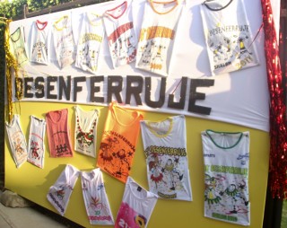 
    <a style='margin-left: 5px;' class='btn btn-xs btn-social btn-facebook' href='https://www.facebook.com/sharer/sharer.php?u=https://www.galeramix.com.br/imagem/a115/800-800-90/conteudo/site_galerias/115/desenferruje-2022-105.jpg' rel='popup' data-width='500' data-height='400'><i class='fa fa-facebook'></i>Compartilhar <span class='hidden-xs'>no Facebook</span>
</a> 
<a class='btn btn-default btn-xs' target='_blank' href='imagem/a115/800-800-90/conteudo/site_galerias/115/desenferruje-2022-105.jpg'>
    <span class='glyphicon glyphicon-cloud-download'></span> Salvar
</a>
