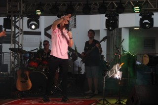 
<a style='margin-left: 5px;' class='btn btn-xs btn-social btn-facebook' href='https://www.facebook.com/sharer/sharer.php?u=https://www.galeramix.com.br/imagem/a115/800-800-90/conteudo/site_galerias/115/desenferruje-2022-120.jpg' rel='popup' data-width='500' data-height='400'><i class='fa fa-facebook'></i>Compartilhar <span class='hidden-xs'>no Facebook</span>
</a> 
<a class='btn btn-default btn-xs' target='_blank' href='imagem/a115/800-800-90/conteudo/site_galerias/115/desenferruje-2022-120.jpg'>
<span class='glyphicon glyphicon-cloud-download'></span> Salvar
</a>
