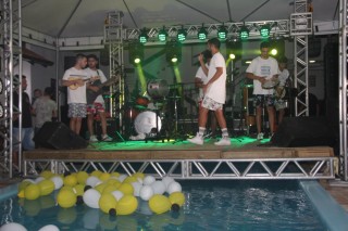 
<a style='margin-left: 5px;' class='btn btn-xs btn-social btn-facebook' href='https://www.facebook.com/sharer/sharer.php?u=https://www.galeramix.com.br/imagem/a115/800-800-90/conteudo/site_galerias/115/desenferruje-2022-143.jpg' rel='popup' data-width='500' data-height='400'><i class='fa fa-facebook'></i>Compartilhar <span class='hidden-xs'>no Facebook</span>
</a> 
<a class='btn btn-default btn-xs' target='_blank' href='imagem/a115/800-800-90/conteudo/site_galerias/115/desenferruje-2022-143.jpg'>
<span class='glyphicon glyphicon-cloud-download'></span> Salvar
</a>
