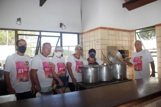 
<a style='margin-left: 5px;' class='btn btn-xs btn-social btn-facebook' href='https://www.facebook.com/sharer/sharer.php?u=https://www.galeramix.com.br/imagem/a115/800-800-90/conteudo/site_galerias/115/desenferruje-2022-23.jpg' rel='popup' data-width='500' data-height='400'><i class='fa fa-facebook'></i>Compartilhar <span class='hidden-xs'>no Facebook</span>
</a> 
<a class='btn btn-default btn-xs' target='_blank' href='imagem/a115/800-800-90/conteudo/site_galerias/115/desenferruje-2022-23.jpg'>
<span class='glyphicon glyphicon-cloud-download'></span> Salvar
</a>
