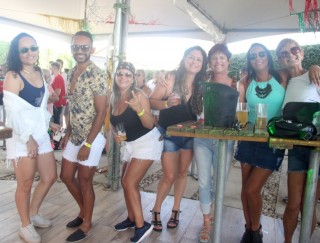 
<a style='margin-left: 5px;' class='btn btn-xs btn-social btn-facebook' href='https://www.facebook.com/sharer/sharer.php?u=https://www.galeramix.com.br/imagem/a115/800-800-90/conteudo/site_galerias/115/desenferruje-2022-81.jpg' rel='popup' data-width='500' data-height='400'><i class='fa fa-facebook'></i>Compartilhar <span class='hidden-xs'>no Facebook</span>
</a> 
<a class='btn btn-default btn-xs' target='_blank' href='imagem/a115/800-800-90/conteudo/site_galerias/115/desenferruje-2022-81.jpg'>
<span class='glyphicon glyphicon-cloud-download'></span> Salvar
</a>
