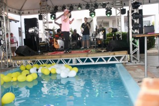 
<a style='margin-left: 5px;' class='btn btn-xs btn-social btn-facebook' href='https://www.facebook.com/sharer/sharer.php?u=https://www.galeramix.com.br/imagem/a115/800-800-90/conteudo/site_galerias/115/desenferruje-2022-99.jpg' rel='popup' data-width='500' data-height='400'><i class='fa fa-facebook'></i>Compartilhar <span class='hidden-xs'>no Facebook</span>
</a> 
<a class='btn btn-default btn-xs' target='_blank' href='imagem/a115/800-800-90/conteudo/site_galerias/115/desenferruje-2022-99.jpg'>
<span class='glyphicon glyphicon-cloud-download'></span> Salvar
</a>
