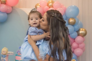 
<a style='margin-left: 5px;' class='btn btn-xs btn-social btn-facebook' href='https://www.facebook.com/sharer/sharer.php?u=https://www.galeramix.com.br/imagem/a116/800-800-90/conteudo/site_galerias/116/img8556.jpg' rel='popup' data-width='500' data-height='400'><i class='fa fa-facebook'></i>Compartilhar <span class='hidden-xs'>no Facebook</span>
</a> 
<a class='btn btn-default btn-xs' target='_blank' href='imagem/a116/800-800-90/conteudo/site_galerias/116/img8556.jpg'>
<span class='glyphicon glyphicon-cloud-download'></span> Salvar
</a>
