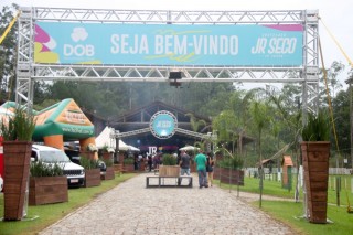 
                                <a style='margin-left: 5px;' class='btn btn-xs btn-social btn-facebook' href='https://www.facebook.com/sharer/sharer.php?u=https://www.galeramix.com.br/imagem/a117/800-800-90/conteudo/site_galerias/117/0000000000000000000000000014.jpg' rel='popup' data-width='500' data-height='400'><i class='fa fa-facebook'></i>Compartilhar <span class='hidden-xs'>no Facebook</span>
                            </a> 
                            <a class='btn btn-default btn-xs' target='_blank' href='imagem/a117/800-800-90/conteudo/site_galerias/117/0000000000000000000000000014.jpg'>
                                <span class='glyphicon glyphicon-cloud-download'></span> Salvar
                            </a>
                            