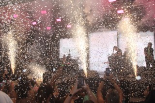 
<a style='margin-left: 5px;' class='btn btn-xs btn-social btn-facebook' href='https://www.facebook.com/sharer/sharer.php?u=https://www.galeramix.com.br/imagem/a117/800-800-90/conteudo/site_galerias/117/costelaco-junior-seco-2022-galera-mix-180.jpg' rel='popup' data-width='500' data-height='400'><i class='fa fa-facebook'></i>Compartilhar <span class='hidden-xs'>no Facebook</span>
</a> 
<a class='btn btn-default btn-xs' target='_blank' href='imagem/a117/800-800-90/conteudo/site_galerias/117/costelaco-junior-seco-2022-galera-mix-180.jpg'>
<span class='glyphicon glyphicon-cloud-download'></span> Salvar
</a>
