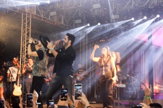 
<a style='margin-left: 5px;' class='btn btn-xs btn-social btn-facebook' href='https://www.facebook.com/sharer/sharer.php?u=https://www.galeramix.com.br/imagem/a117/800-800-90/conteudo/site_galerias/117/costelaco-junior-seco-2022-galera-mix-192.jpg' rel='popup' data-width='500' data-height='400'><i class='fa fa-facebook'></i>Compartilhar <span class='hidden-xs'>no Facebook</span>
</a> 
<a class='btn btn-default btn-xs' target='_blank' href='imagem/a117/800-800-90/conteudo/site_galerias/117/costelaco-junior-seco-2022-galera-mix-192.jpg'>
<span class='glyphicon glyphicon-cloud-download'></span> Salvar
</a>
