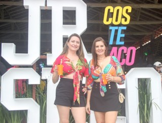 
<a style='margin-left: 5px;' class='btn btn-xs btn-social btn-facebook' href='https://www.facebook.com/sharer/sharer.php?u=https://www.galeramix.com.br/imagem/a117/800-800-90/conteudo/site_galerias/117/costelaco-junior-seco-2022-galera-mix-245.jpg' rel='popup' data-width='500' data-height='400'><i class='fa fa-facebook'></i>Compartilhar <span class='hidden-xs'>no Facebook</span>
</a> 
<a class='btn btn-default btn-xs' target='_blank' href='imagem/a117/800-800-90/conteudo/site_galerias/117/costelaco-junior-seco-2022-galera-mix-245.jpg'>
<span class='glyphicon glyphicon-cloud-download'></span> Salvar
</a>
