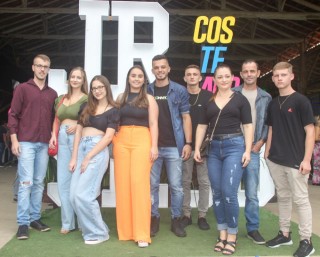 
<a style='margin-left: 5px;' class='btn btn-xs btn-social btn-facebook' href='https://www.facebook.com/sharer/sharer.php?u=https://www.galeramix.com.br/imagem/a117/800-800-90/conteudo/site_galerias/117/costelaco-junior-seco-2022-galera-mix-270.jpg' rel='popup' data-width='500' data-height='400'><i class='fa fa-facebook'></i>Compartilhar <span class='hidden-xs'>no Facebook</span>
</a> 
<a class='btn btn-default btn-xs' target='_blank' href='imagem/a117/800-800-90/conteudo/site_galerias/117/costelaco-junior-seco-2022-galera-mix-270.jpg'>
<span class='glyphicon glyphicon-cloud-download'></span> Salvar
</a>
