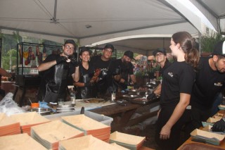 
<a style='margin-left: 5px;' class='btn btn-xs btn-social btn-facebook' href='https://www.facebook.com/sharer/sharer.php?u=https://www.galeramix.com.br/imagem/a117/800-800-90/conteudo/site_galerias/117/costelaco-junior-seco-2022-galera-mix-323.jpg' rel='popup' data-width='500' data-height='400'><i class='fa fa-facebook'></i>Compartilhar <span class='hidden-xs'>no Facebook</span>
</a> 
<a class='btn btn-default btn-xs' target='_blank' href='imagem/a117/800-800-90/conteudo/site_galerias/117/costelaco-junior-seco-2022-galera-mix-323.jpg'>
<span class='glyphicon glyphicon-cloud-download'></span> Salvar
</a>
