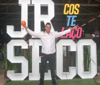 
<a style='margin-left: 5px;' class='btn btn-xs btn-social btn-facebook' href='https://www.facebook.com/sharer/sharer.php?u=https://www.galeramix.com.br/imagem/a117/800-800-90/conteudo/site_galerias/117/costelaco-junior-seco-2022-galera-mix-71.jpg' rel='popup' data-width='500' data-height='400'><i class='fa fa-facebook'></i>Compartilhar <span class='hidden-xs'>no Facebook</span>
</a> 
<a class='btn btn-default btn-xs' target='_blank' href='imagem/a117/800-800-90/conteudo/site_galerias/117/costelaco-junior-seco-2022-galera-mix-71.jpg'>
<span class='glyphicon glyphicon-cloud-download'></span> Salvar
</a>
