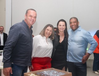 
<a style='margin-left: 5px;' class='btn btn-xs btn-social btn-facebook' href='https://www.facebook.com/sharer/sharer.php?u=https://www.galeramix.com.br/imagem/a118/800-800-90/conteudo/site_galerias/118/0095.jpg' rel='popup' data-width='500' data-height='400'><i class='fa fa-facebook'></i>Compartilhar <span class='hidden-xs'>no Facebook</span>
</a> 
<a class='btn btn-default btn-xs' target='_blank' href='imagem/a118/800-800-90/conteudo/site_galerias/118/0095.jpg'>
<span class='glyphicon glyphicon-cloud-download'></span> Salvar
</a>
