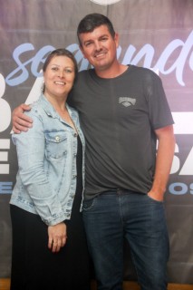 
<a style='margin-left: 5px;' class='btn btn-xs btn-social btn-facebook' href='https://www.facebook.com/sharer/sharer.php?u=https://www.galeramix.com.br/imagem/a118/800-800-90/conteudo/site_galerias/118/baile-100.jpg' rel='popup' data-width='500' data-height='400'><i class='fa fa-facebook'></i>Compartilhar <span class='hidden-xs'>no Facebook</span>
</a> 
<a class='btn btn-default btn-xs' target='_blank' href='imagem/a118/800-800-90/conteudo/site_galerias/118/baile-100.jpg'>
<span class='glyphicon glyphicon-cloud-download'></span> Salvar
</a>
