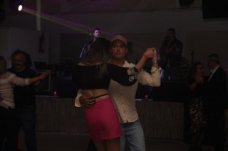 
<a style='margin-left: 5px;' class='btn btn-xs btn-social btn-facebook' href='https://www.facebook.com/sharer/sharer.php?u=https://www.galeramix.com.br/imagem/a118/800-800-90/conteudo/site_galerias/118/baile-123.jpg' rel='popup' data-width='500' data-height='400'><i class='fa fa-facebook'></i>Compartilhar <span class='hidden-xs'>no Facebook</span>
</a> 
<a class='btn btn-default btn-xs' target='_blank' href='imagem/a118/800-800-90/conteudo/site_galerias/118/baile-123.jpg'>
<span class='glyphicon glyphicon-cloud-download'></span> Salvar
</a>
