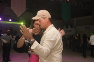 
<a style='margin-left: 5px;' class='btn btn-xs btn-social btn-facebook' href='https://www.facebook.com/sharer/sharer.php?u=https://www.galeramix.com.br/imagem/a118/800-800-90/conteudo/site_galerias/118/baile-124.jpg' rel='popup' data-width='500' data-height='400'><i class='fa fa-facebook'></i>Compartilhar <span class='hidden-xs'>no Facebook</span>
</a> 
<a class='btn btn-default btn-xs' target='_blank' href='imagem/a118/800-800-90/conteudo/site_galerias/118/baile-124.jpg'>
<span class='glyphicon glyphicon-cloud-download'></span> Salvar
</a>
