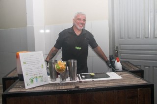 
<a style='margin-left: 5px;' class='btn btn-xs btn-social btn-facebook' href='https://www.facebook.com/sharer/sharer.php?u=https://www.galeramix.com.br/imagem/a118/800-800-90/conteudo/site_galerias/118/baile-126.jpg' rel='popup' data-width='500' data-height='400'><i class='fa fa-facebook'></i>Compartilhar <span class='hidden-xs'>no Facebook</span>
</a> 
<a class='btn btn-default btn-xs' target='_blank' href='imagem/a118/800-800-90/conteudo/site_galerias/118/baile-126.jpg'>
<span class='glyphicon glyphicon-cloud-download'></span> Salvar
</a>
