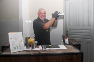 
<a style='margin-left: 5px;' class='btn btn-xs btn-social btn-facebook' href='https://www.facebook.com/sharer/sharer.php?u=https://www.galeramix.com.br/imagem/a118/800-800-90/conteudo/site_galerias/118/baile-127.jpg' rel='popup' data-width='500' data-height='400'><i class='fa fa-facebook'></i>Compartilhar <span class='hidden-xs'>no Facebook</span>
</a> 
<a class='btn btn-default btn-xs' target='_blank' href='imagem/a118/800-800-90/conteudo/site_galerias/118/baile-127.jpg'>
<span class='glyphicon glyphicon-cloud-download'></span> Salvar
</a>
