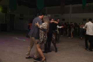 
<a style='margin-left: 5px;' class='btn btn-xs btn-social btn-facebook' href='https://www.facebook.com/sharer/sharer.php?u=https://www.galeramix.com.br/imagem/a118/800-800-90/conteudo/site_galerias/118/baile-128.jpg' rel='popup' data-width='500' data-height='400'><i class='fa fa-facebook'></i>Compartilhar <span class='hidden-xs'>no Facebook</span>
</a> 
<a class='btn btn-default btn-xs' target='_blank' href='imagem/a118/800-800-90/conteudo/site_galerias/118/baile-128.jpg'>
<span class='glyphicon glyphicon-cloud-download'></span> Salvar
</a>
