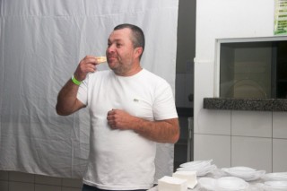 
<a style='margin-left: 5px;' class='btn btn-xs btn-social btn-facebook' href='https://www.facebook.com/sharer/sharer.php?u=https://www.galeramix.com.br/imagem/a118/800-800-90/conteudo/site_galerias/118/baile-133.jpg' rel='popup' data-width='500' data-height='400'><i class='fa fa-facebook'></i>Compartilhar <span class='hidden-xs'>no Facebook</span>
</a> 
<a class='btn btn-default btn-xs' target='_blank' href='imagem/a118/800-800-90/conteudo/site_galerias/118/baile-133.jpg'>
<span class='glyphicon glyphicon-cloud-download'></span> Salvar
</a>
