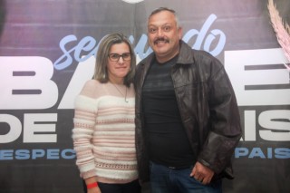 
<a style='margin-left: 5px;' class='btn btn-xs btn-social btn-facebook' href='https://www.facebook.com/sharer/sharer.php?u=https://www.galeramix.com.br/imagem/a118/800-800-90/conteudo/site_galerias/118/baile-22.jpg' rel='popup' data-width='500' data-height='400'><i class='fa fa-facebook'></i>Compartilhar <span class='hidden-xs'>no Facebook</span>
</a> 
<a class='btn btn-default btn-xs' target='_blank' href='imagem/a118/800-800-90/conteudo/site_galerias/118/baile-22.jpg'>
<span class='glyphicon glyphicon-cloud-download'></span> Salvar
</a>
