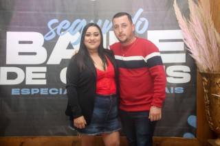 
<a style='margin-left: 5px;' class='btn btn-xs btn-social btn-facebook' href='https://www.facebook.com/sharer/sharer.php?u=https://www.galeramix.com.br/imagem/a118/800-800-90/conteudo/site_galerias/118/baile-23.jpg' rel='popup' data-width='500' data-height='400'><i class='fa fa-facebook'></i>Compartilhar <span class='hidden-xs'>no Facebook</span>
</a> 
<a class='btn btn-default btn-xs' target='_blank' href='imagem/a118/800-800-90/conteudo/site_galerias/118/baile-23.jpg'>
<span class='glyphicon glyphicon-cloud-download'></span> Salvar
</a>
