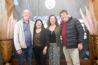 
<a style='margin-left: 5px;' class='btn btn-xs btn-social btn-facebook' href='https://www.facebook.com/sharer/sharer.php?u=https://www.galeramix.com.br/imagem/a118/800-800-90/conteudo/site_galerias/118/baile-28.jpg' rel='popup' data-width='500' data-height='400'><i class='fa fa-facebook'></i>Compartilhar <span class='hidden-xs'>no Facebook</span>
</a> 
<a class='btn btn-default btn-xs' target='_blank' href='imagem/a118/800-800-90/conteudo/site_galerias/118/baile-28.jpg'>
<span class='glyphicon glyphicon-cloud-download'></span> Salvar
</a>
