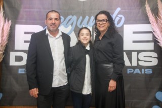 
<a style='margin-left: 5px;' class='btn btn-xs btn-social btn-facebook' href='https://www.facebook.com/sharer/sharer.php?u=https://www.galeramix.com.br/imagem/a118/800-800-90/conteudo/site_galerias/118/baile-43.jpg' rel='popup' data-width='500' data-height='400'><i class='fa fa-facebook'></i>Compartilhar <span class='hidden-xs'>no Facebook</span>
</a> 
<a class='btn btn-default btn-xs' target='_blank' href='imagem/a118/800-800-90/conteudo/site_galerias/118/baile-43.jpg'>
<span class='glyphicon glyphicon-cloud-download'></span> Salvar
</a>
