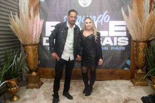 
<a style='margin-left: 5px;' class='btn btn-xs btn-social btn-facebook' href='https://www.facebook.com/sharer/sharer.php?u=https://www.galeramix.com.br/imagem/a118/800-800-90/conteudo/site_galerias/118/baile-49.jpg' rel='popup' data-width='500' data-height='400'><i class='fa fa-facebook'></i>Compartilhar <span class='hidden-xs'>no Facebook</span>
</a> 
<a class='btn btn-default btn-xs' target='_blank' href='imagem/a118/800-800-90/conteudo/site_galerias/118/baile-49.jpg'>
<span class='glyphicon glyphicon-cloud-download'></span> Salvar
</a>
