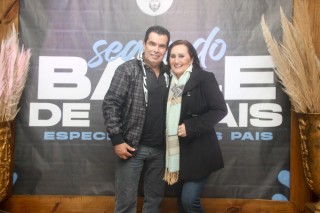 
<a style='margin-left: 5px;' class='btn btn-xs btn-social btn-facebook' href='https://www.facebook.com/sharer/sharer.php?u=https://www.galeramix.com.br/imagem/a118/800-800-90/conteudo/site_galerias/118/baile-57.jpg' rel='popup' data-width='500' data-height='400'><i class='fa fa-facebook'></i>Compartilhar <span class='hidden-xs'>no Facebook</span>
</a> 
<a class='btn btn-default btn-xs' target='_blank' href='imagem/a118/800-800-90/conteudo/site_galerias/118/baile-57.jpg'>
<span class='glyphicon glyphicon-cloud-download'></span> Salvar
</a>
