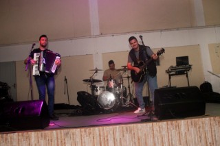 
<a style='margin-left: 5px;' class='btn btn-xs btn-social btn-facebook' href='https://www.facebook.com/sharer/sharer.php?u=https://www.galeramix.com.br/imagem/a118/800-800-90/conteudo/site_galerias/118/baile-59.jpg' rel='popup' data-width='500' data-height='400'><i class='fa fa-facebook'></i>Compartilhar <span class='hidden-xs'>no Facebook</span>
</a> 
<a class='btn btn-default btn-xs' target='_blank' href='imagem/a118/800-800-90/conteudo/site_galerias/118/baile-59.jpg'>
<span class='glyphicon glyphicon-cloud-download'></span> Salvar
</a>
