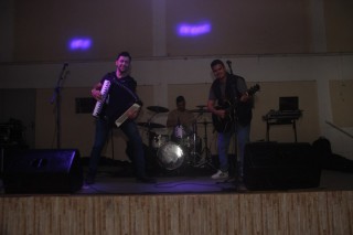 
<a style='margin-left: 5px;' class='btn btn-xs btn-social btn-facebook' href='https://www.facebook.com/sharer/sharer.php?u=https://www.galeramix.com.br/imagem/a118/800-800-90/conteudo/site_galerias/118/baile-60.jpg' rel='popup' data-width='500' data-height='400'><i class='fa fa-facebook'></i>Compartilhar <span class='hidden-xs'>no Facebook</span>
</a> 
<a class='btn btn-default btn-xs' target='_blank' href='imagem/a118/800-800-90/conteudo/site_galerias/118/baile-60.jpg'>
<span class='glyphicon glyphicon-cloud-download'></span> Salvar
</a>
