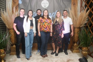 
<a style='margin-left: 5px;' class='btn btn-xs btn-social btn-facebook' href='https://www.facebook.com/sharer/sharer.php?u=https://www.galeramix.com.br/imagem/a118/800-800-90/conteudo/site_galerias/118/baile-62.jpg' rel='popup' data-width='500' data-height='400'><i class='fa fa-facebook'></i>Compartilhar <span class='hidden-xs'>no Facebook</span>
</a> 
<a class='btn btn-default btn-xs' target='_blank' href='imagem/a118/800-800-90/conteudo/site_galerias/118/baile-62.jpg'>
<span class='glyphicon glyphicon-cloud-download'></span> Salvar
</a>
