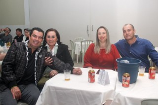 
<a style='margin-left: 5px;' class='btn btn-xs btn-social btn-facebook' href='https://www.facebook.com/sharer/sharer.php?u=https://www.galeramix.com.br/imagem/a118/800-800-90/conteudo/site_galerias/118/baile-64.jpg' rel='popup' data-width='500' data-height='400'><i class='fa fa-facebook'></i>Compartilhar <span class='hidden-xs'>no Facebook</span>
</a> 
<a class='btn btn-default btn-xs' target='_blank' href='imagem/a118/800-800-90/conteudo/site_galerias/118/baile-64.jpg'>
<span class='glyphicon glyphicon-cloud-download'></span> Salvar
</a>
