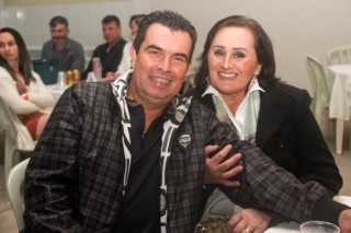 
<a style='margin-left: 5px;' class='btn btn-xs btn-social btn-facebook' href='https://www.facebook.com/sharer/sharer.php?u=https://www.galeramix.com.br/imagem/a118/800-800-90/conteudo/site_galerias/118/baile-65.jpg' rel='popup' data-width='500' data-height='400'><i class='fa fa-facebook'></i>Compartilhar <span class='hidden-xs'>no Facebook</span>
</a> 
<a class='btn btn-default btn-xs' target='_blank' href='imagem/a118/800-800-90/conteudo/site_galerias/118/baile-65.jpg'>
<span class='glyphicon glyphicon-cloud-download'></span> Salvar
</a>
