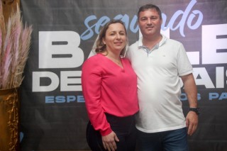 
<a style='margin-left: 5px;' class='btn btn-xs btn-social btn-facebook' href='https://www.facebook.com/sharer/sharer.php?u=https://www.galeramix.com.br/imagem/a118/800-800-90/conteudo/site_galerias/118/baile-72.jpg' rel='popup' data-width='500' data-height='400'><i class='fa fa-facebook'></i>Compartilhar <span class='hidden-xs'>no Facebook</span>
</a> 
<a class='btn btn-default btn-xs' target='_blank' href='imagem/a118/800-800-90/conteudo/site_galerias/118/baile-72.jpg'>
<span class='glyphicon glyphicon-cloud-download'></span> Salvar
</a>
