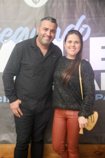 
<a style='margin-left: 5px;' class='btn btn-xs btn-social btn-facebook' href='https://www.facebook.com/sharer/sharer.php?u=https://www.galeramix.com.br/imagem/a118/800-800-90/conteudo/site_galerias/118/baile-76.jpg' rel='popup' data-width='500' data-height='400'><i class='fa fa-facebook'></i>Compartilhar <span class='hidden-xs'>no Facebook</span>
</a> 
<a class='btn btn-default btn-xs' target='_blank' href='imagem/a118/800-800-90/conteudo/site_galerias/118/baile-76.jpg'>
<span class='glyphicon glyphicon-cloud-download'></span> Salvar
</a>
