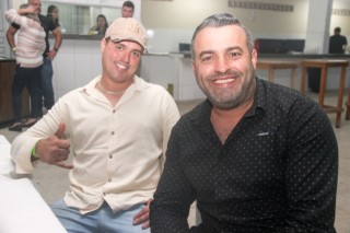 
<a style='margin-left: 5px;' class='btn btn-xs btn-social btn-facebook' href='https://www.facebook.com/sharer/sharer.php?u=https://www.galeramix.com.br/imagem/a118/800-800-90/conteudo/site_galerias/118/baile-82.jpg' rel='popup' data-width='500' data-height='400'><i class='fa fa-facebook'></i>Compartilhar <span class='hidden-xs'>no Facebook</span>
</a> 
<a class='btn btn-default btn-xs' target='_blank' href='imagem/a118/800-800-90/conteudo/site_galerias/118/baile-82.jpg'>
<span class='glyphicon glyphicon-cloud-download'></span> Salvar
</a>
