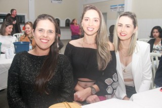 
<a style='margin-left: 5px;' class='btn btn-xs btn-social btn-facebook' href='https://www.facebook.com/sharer/sharer.php?u=https://www.galeramix.com.br/imagem/a118/800-800-90/conteudo/site_galerias/118/baile-83.jpg' rel='popup' data-width='500' data-height='400'><i class='fa fa-facebook'></i>Compartilhar <span class='hidden-xs'>no Facebook</span>
</a> 
<a class='btn btn-default btn-xs' target='_blank' href='imagem/a118/800-800-90/conteudo/site_galerias/118/baile-83.jpg'>
<span class='glyphicon glyphicon-cloud-download'></span> Salvar
</a>
