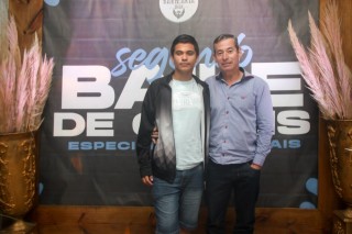 
<a style='margin-left: 5px;' class='btn btn-xs btn-social btn-facebook' href='https://www.facebook.com/sharer/sharer.php?u=https://www.galeramix.com.br/imagem/a118/800-800-90/conteudo/site_galerias/118/baile-9.jpg' rel='popup' data-width='500' data-height='400'><i class='fa fa-facebook'></i>Compartilhar <span class='hidden-xs'>no Facebook</span>
</a> 
<a class='btn btn-default btn-xs' target='_blank' href='imagem/a118/800-800-90/conteudo/site_galerias/118/baile-9.jpg'>
<span class='glyphicon glyphicon-cloud-download'></span> Salvar
</a>
