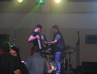 
<a style='margin-left: 5px;' class='btn btn-xs btn-social btn-facebook' href='https://www.facebook.com/sharer/sharer.php?u=https://www.galeramix.com.br/imagem/a118/800-800-90/conteudo/site_galerias/118/baile-98.jpg' rel='popup' data-width='500' data-height='400'><i class='fa fa-facebook'></i>Compartilhar <span class='hidden-xs'>no Facebook</span>
</a> 
<a class='btn btn-default btn-xs' target='_blank' href='imagem/a118/800-800-90/conteudo/site_galerias/118/baile-98.jpg'>
<span class='glyphicon glyphicon-cloud-download'></span> Salvar
</a>
