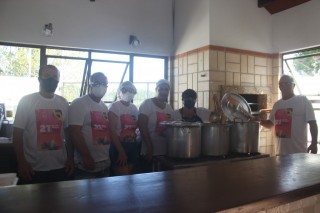 
<a style='margin-left: 5px;' class='btn btn-xs btn-social btn-facebook' href='https://www.facebook.com/sharer/sharer.php?u=https://www.galeramix.com.br/imagem/a119/800-800-90/conteudo/site_galerias/119/deseferrujem-39.jpg' rel='popup' data-width='500' data-height='400'><i class='fa fa-facebook'></i>Compartilhar <span class='hidden-xs'>no Facebook</span>
</a> 
<a class='btn btn-default btn-xs' target='_blank' href='imagem/a119/800-800-90/conteudo/site_galerias/119/deseferrujem-39.jpg'>
<span class='glyphicon glyphicon-cloud-download'></span> Salvar
</a>
