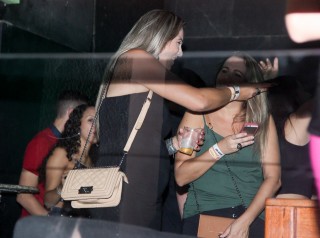 
<a style='margin-left: 5px;' class='btn btn-xs btn-social btn-facebook' href='https://www.facebook.com/sharer/sharer.php?u=https://www.galeramix.com.br/imagem/a12/800-800-90/conteudo/site_galerias/12/img1568.jpg' rel='popup' data-width='500' data-height='400'><i class='fa fa-facebook'></i>Compartilhar <span class='hidden-xs'>no Facebook</span>
</a> 
<a class='btn btn-default btn-xs' target='_blank' href='imagem/a12/800-800-90/conteudo/site_galerias/12/img1568.jpg'>
<span class='glyphicon glyphicon-cloud-download'></span> Salvar
</a>
