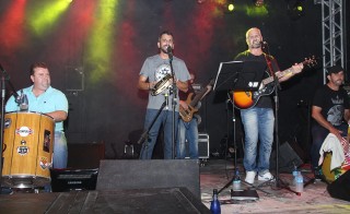 
<a style='margin-left: 5px;' class='btn btn-xs btn-social btn-facebook' href='https://www.facebook.com/sharer/sharer.php?u=https://www.galeramix.com.br/imagem/a12/800-800-90/conteudo/site_galerias/12/img1582.jpg' rel='popup' data-width='500' data-height='400'><i class='fa fa-facebook'></i>Compartilhar <span class='hidden-xs'>no Facebook</span>
</a> 
<a class='btn btn-default btn-xs' target='_blank' href='imagem/a12/800-800-90/conteudo/site_galerias/12/img1582.jpg'>
<span class='glyphicon glyphicon-cloud-download'></span> Salvar
</a>
