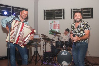 
                                    <a style='margin-left: 5px;' class='btn btn-xs btn-social btn-facebook' href='https://www.facebook.com/sharer/sharer.php?u=https://www.galeramix.com.br/imagem/a120/800-800-90/conteudo/site_galerias/120/duetou.jpg' rel='popup' data-width='500' data-height='400'><i class='fa fa-facebook'></i>Compartilhar <span class='hidden-xs'>no Facebook</span>
                                </a> 
                                <a class='btn btn-default btn-xs' target='_blank' href='imagem/a120/800-800-90/conteudo/site_galerias/120/duetou.jpg'>
                                    <span class='glyphicon glyphicon-cloud-download'></span> Salvar
                                </a>
                                