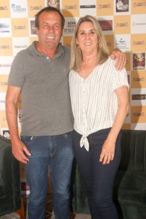 
                        <a style='margin-left: 5px;' class='btn btn-xs btn-social btn-facebook' href='https://www.facebook.com/sharer/sharer.php?u=https://www.galeramix.com.br/imagem/a120/800-800-90/conteudo/site_galerias/120/e-hoje-que-eu-volto-amanha-100.jpg' rel='popup' data-width='500' data-height='400'><i class='fa fa-facebook'></i>Compartilhar <span class='hidden-xs'>no Facebook</span>
                    </a> 
                    <a class='btn btn-default btn-xs' target='_blank' href='imagem/a120/800-800-90/conteudo/site_galerias/120/e-hoje-que-eu-volto-amanha-100.jpg'>
                        <span class='glyphicon glyphicon-cloud-download'></span> Salvar
                    </a>
                    