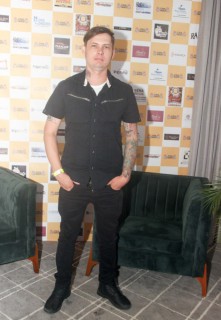 
<a style='margin-left: 5px;' class='btn btn-xs btn-social btn-facebook' href='https://www.facebook.com/sharer/sharer.php?u=https://www.galeramix.com.br/imagem/a120/800-800-90/conteudo/site_galerias/120/e-hoje-que-eu-volto-amanha-142.jpg' rel='popup' data-width='500' data-height='400'><i class='fa fa-facebook'></i>Compartilhar <span class='hidden-xs'>no Facebook</span>
</a> 
<a class='btn btn-default btn-xs' target='_blank' href='imagem/a120/800-800-90/conteudo/site_galerias/120/e-hoje-que-eu-volto-amanha-142.jpg'>
<span class='glyphicon glyphicon-cloud-download'></span> Salvar
</a>
