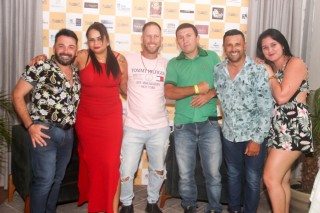 
<a style='margin-left: 5px;' class='btn btn-xs btn-social btn-facebook' href='https://www.facebook.com/sharer/sharer.php?u=https://www.galeramix.com.br/imagem/a120/800-800-90/conteudo/site_galerias/120/e-hoje-que-eu-volto-amanha-155.jpg' rel='popup' data-width='500' data-height='400'><i class='fa fa-facebook'></i>Compartilhar <span class='hidden-xs'>no Facebook</span>
</a> 
<a class='btn btn-default btn-xs' target='_blank' href='imagem/a120/800-800-90/conteudo/site_galerias/120/e-hoje-que-eu-volto-amanha-155.jpg'>
<span class='glyphicon glyphicon-cloud-download'></span> Salvar
</a>
