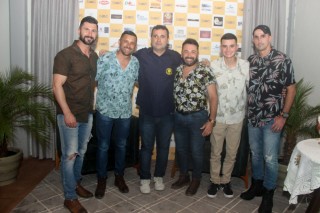 
<a style='margin-left: 5px;' class='btn btn-xs btn-social btn-facebook' href='https://www.facebook.com/sharer/sharer.php?u=https://www.galeramix.com.br/imagem/a120/800-800-90/conteudo/site_galerias/120/e-hoje-que-eu-volto-amanha-170.jpg' rel='popup' data-width='500' data-height='400'><i class='fa fa-facebook'></i>Compartilhar <span class='hidden-xs'>no Facebook</span>
</a> 
<a class='btn btn-default btn-xs' target='_blank' href='imagem/a120/800-800-90/conteudo/site_galerias/120/e-hoje-que-eu-volto-amanha-170.jpg'>
<span class='glyphicon glyphicon-cloud-download'></span> Salvar
</a>
